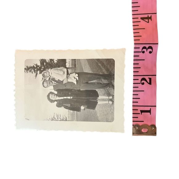 Vintage Black‎ & White Photo Picture Of Young Family Outside Dress Clothes 1950s - Picture 3 of 5